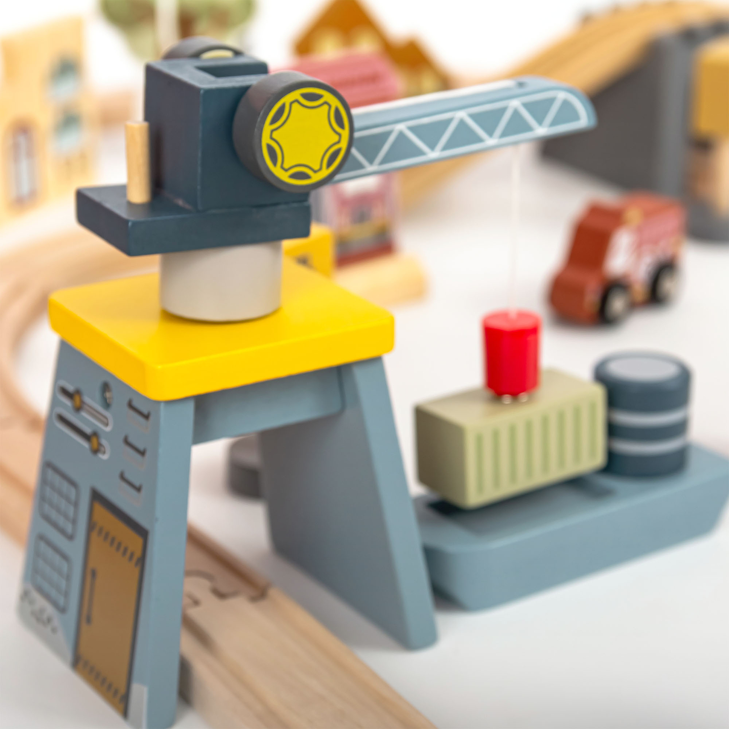 Ferrovia urbana de madeira com trem elétrico - guindaste móvel, navio, pontes