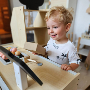 Mercearia de madeira - uma grande barraca XXL, uma loja com caixa registradora