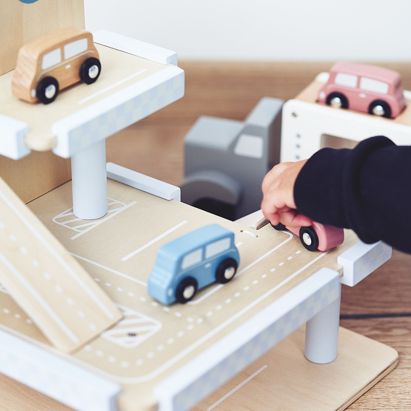 Estacionamento de três níveis em madeira com elevador - garagem para carros e helicóptero