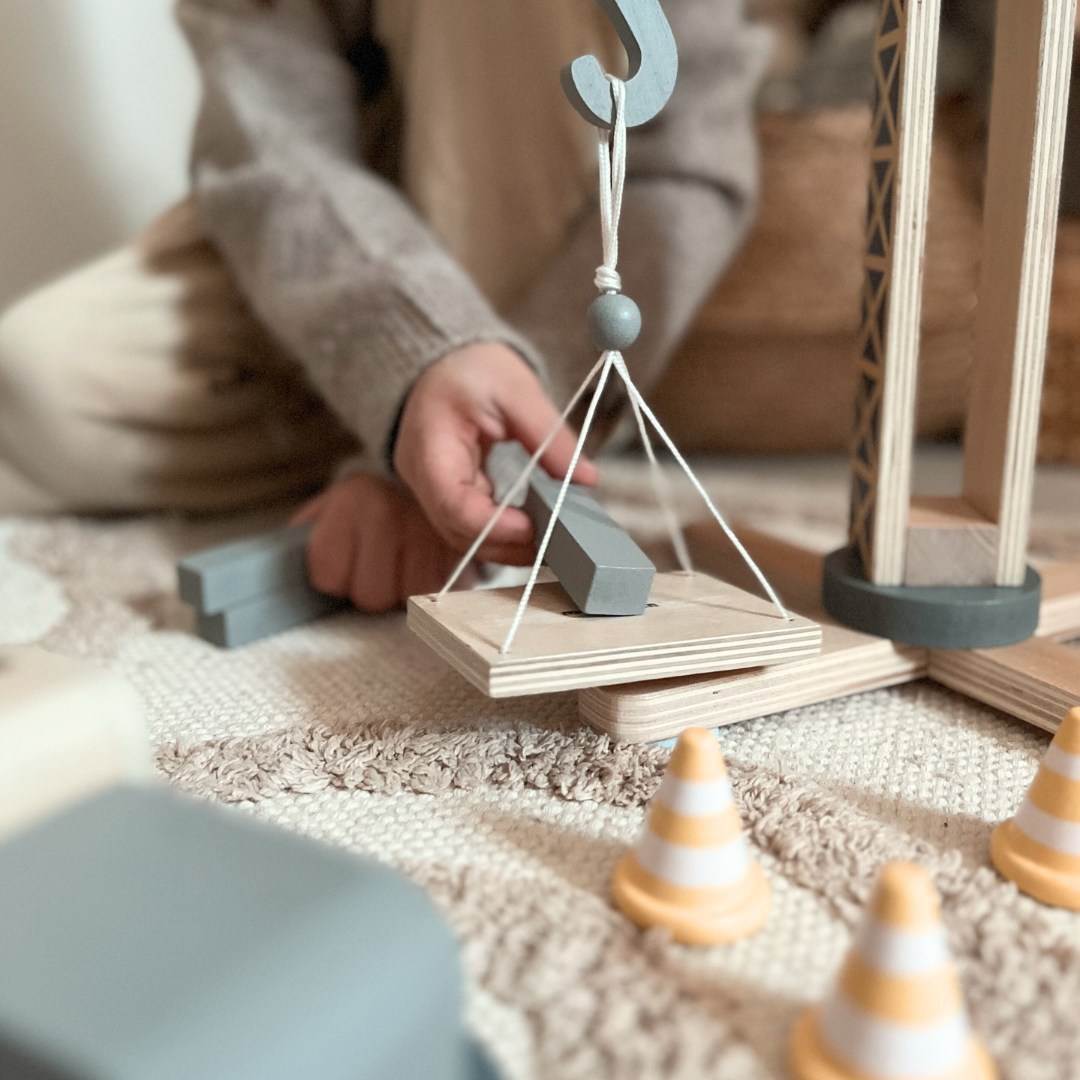 Canteiro de obras de madeira com grande guindaste móvel e veículos, guindaste de torre