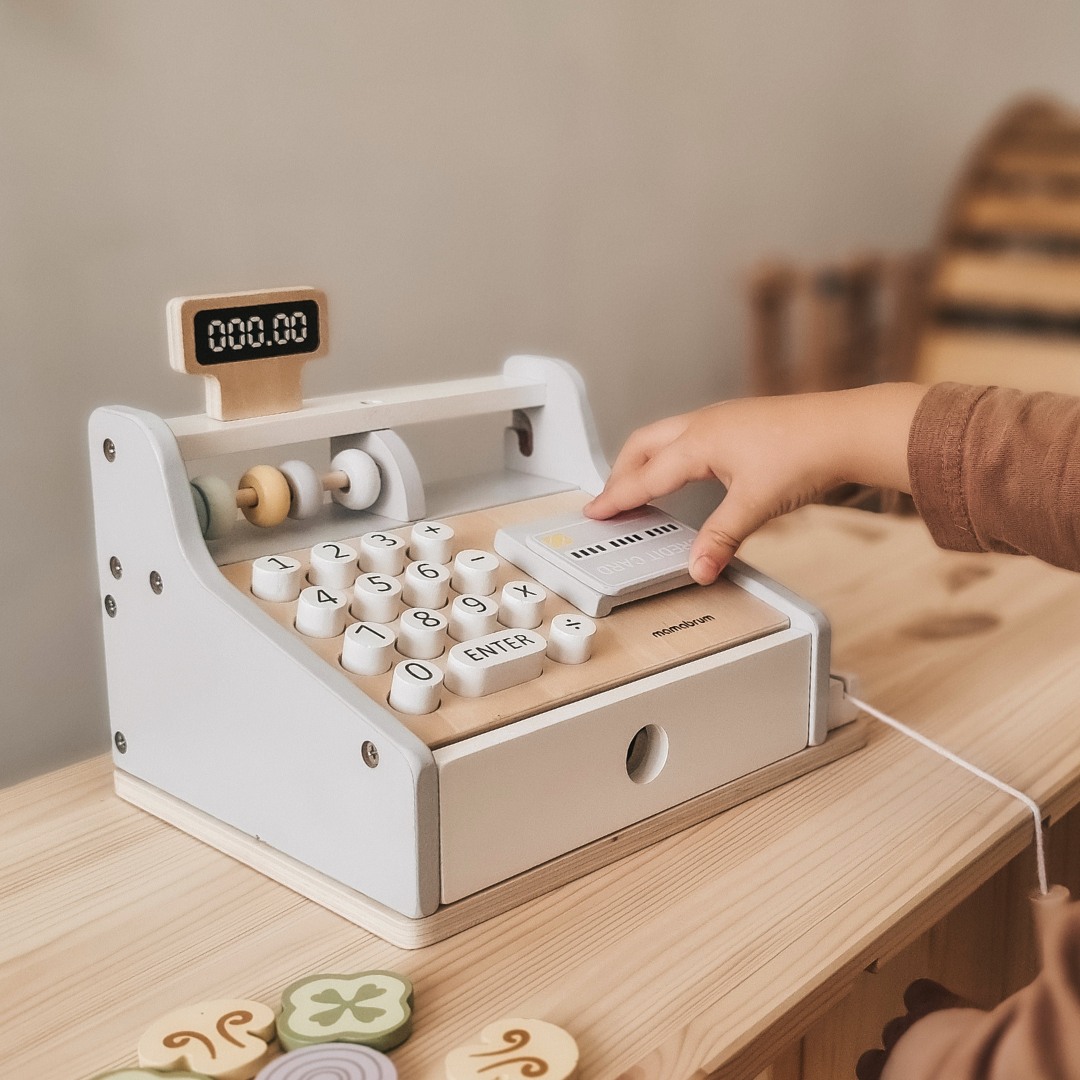 Caixa registradora de madeira com acessórios