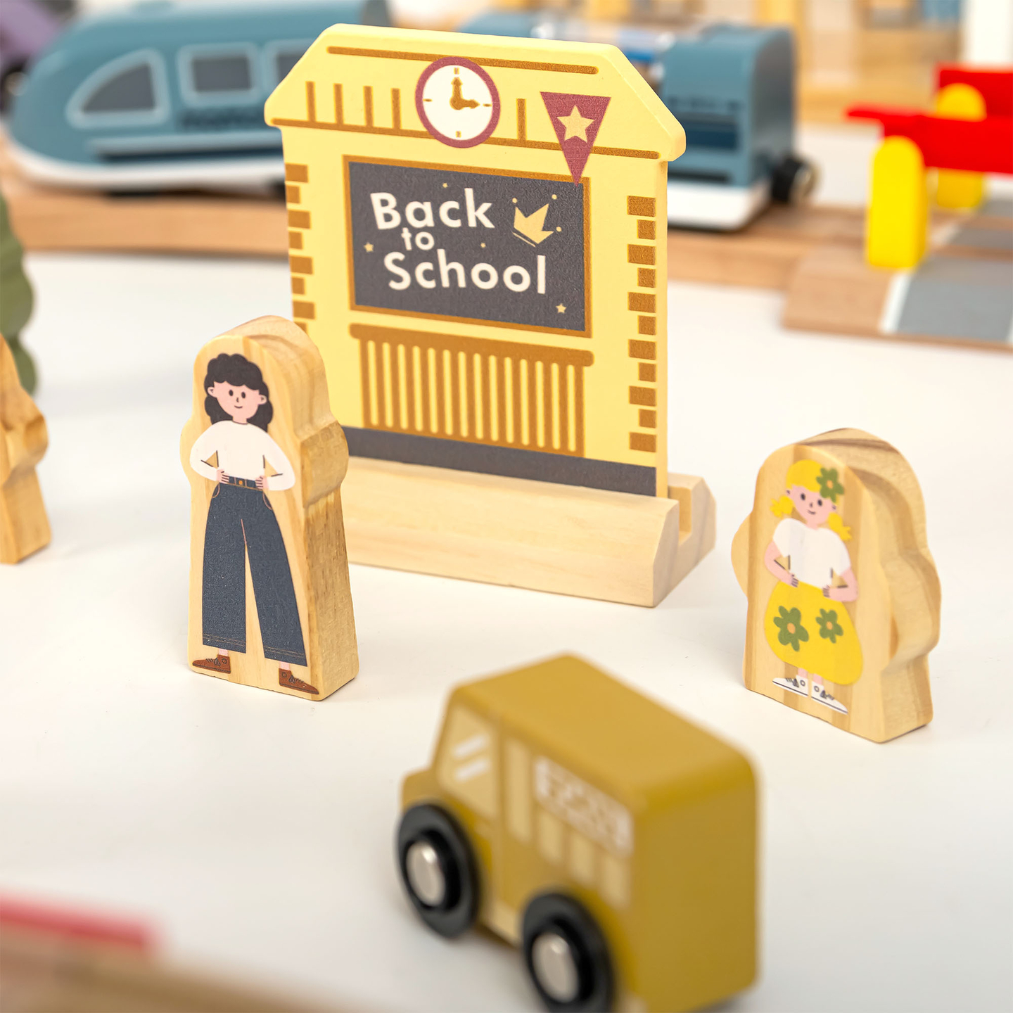 Ferrovia urbana de madeira com trem elétrico - guindaste móvel, navio, pontes