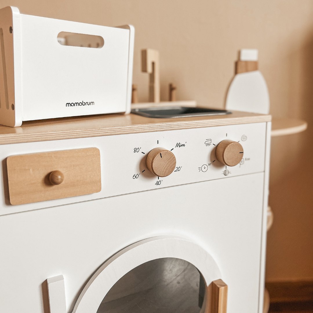 Máquina de lavar roupa em madeira com ferro de engomar, cesto e líquido de lavagem