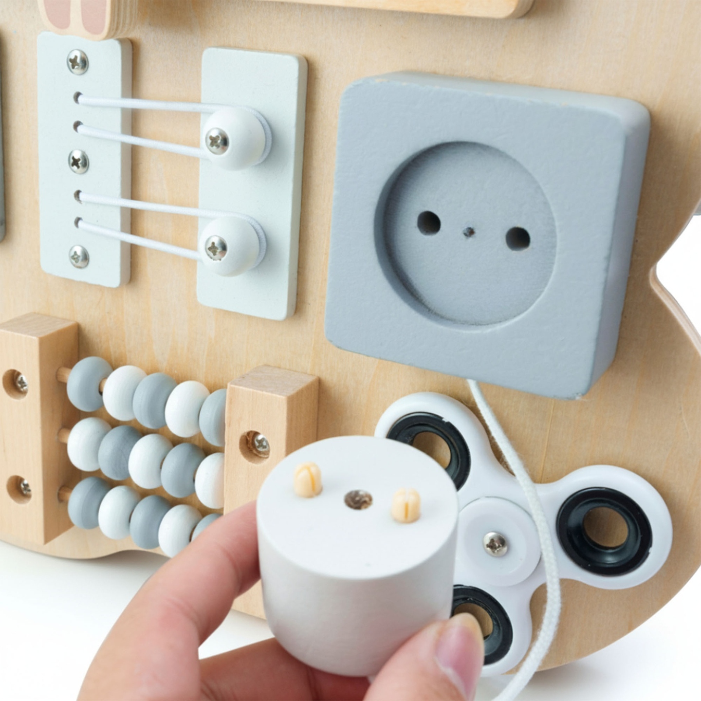 Quadro de atividades Montessori de madeira com ursinho de pelúcia - aprendizagem sensorial da independência: velcro, plugue, labirinto, botão com clique.