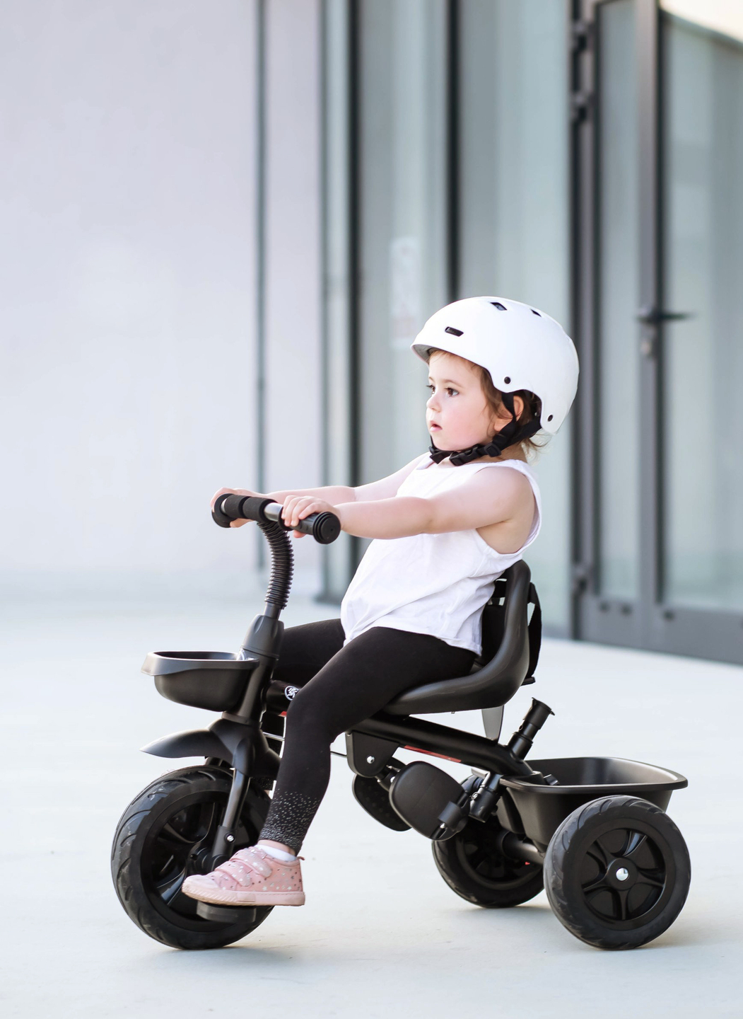 Triciclo HyperMotion TOBI VECTOR - rodas permanentemente infladas + empurrador. Cor preta.