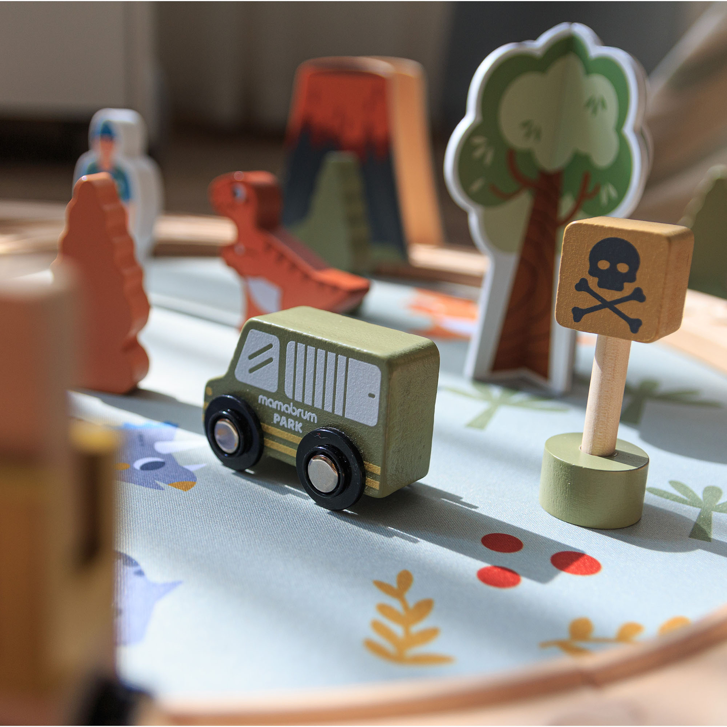 Trem de madeira Dino Park com tapete antiderrapante - dinossauros, trem, trilhos, vulcão, sino