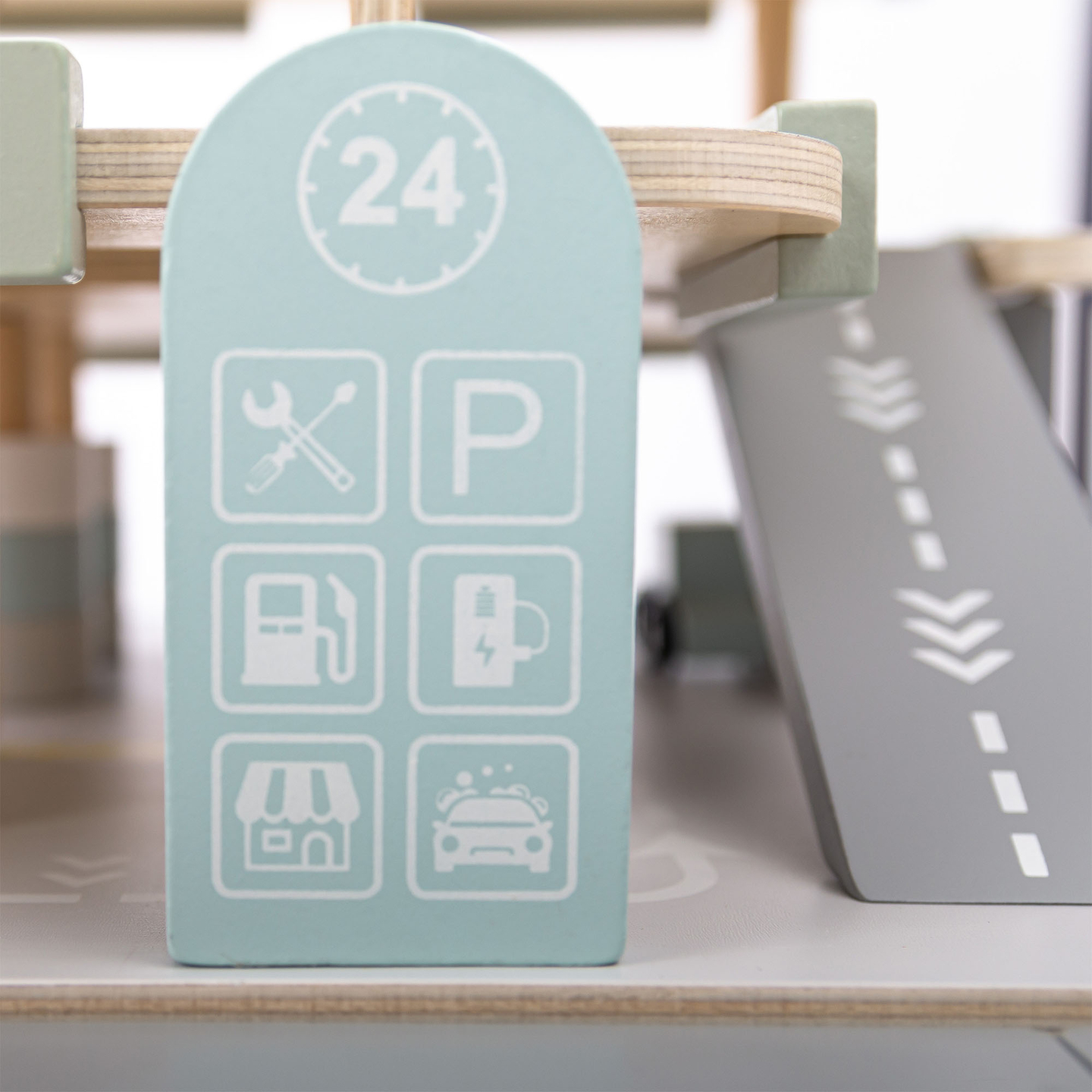 Garagem de madeira de três andares para crianças com acessórios – estacionamento, posto de gasolina, lava-rápido, helicóptero