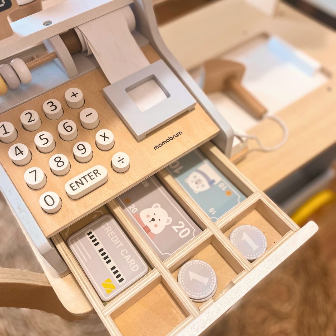 Caixa registradora de madeira com acessórios