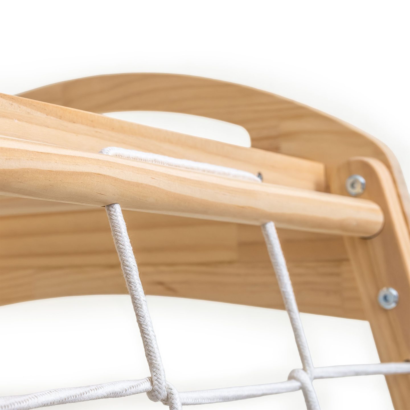 Parque infantil coberto de madeira com balanço, argolas de ginástica e rede de escalada