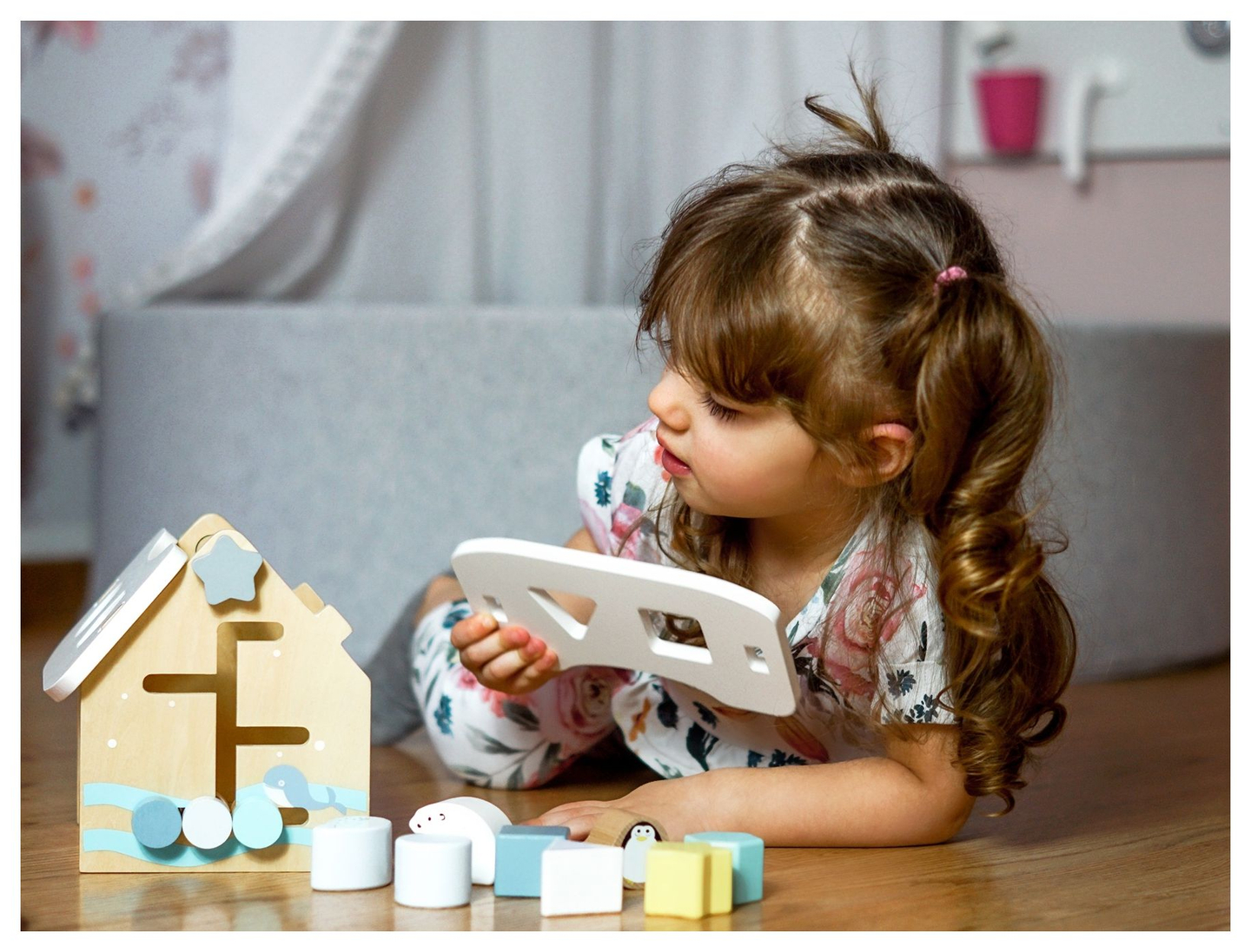 Sorter - uma casa educacional de madeira com blocos