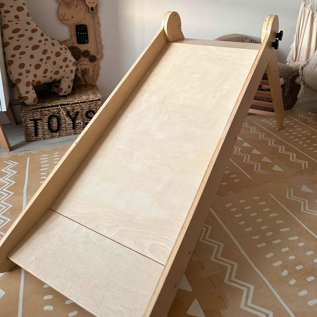 Escorrega de madeira com escada para crianças