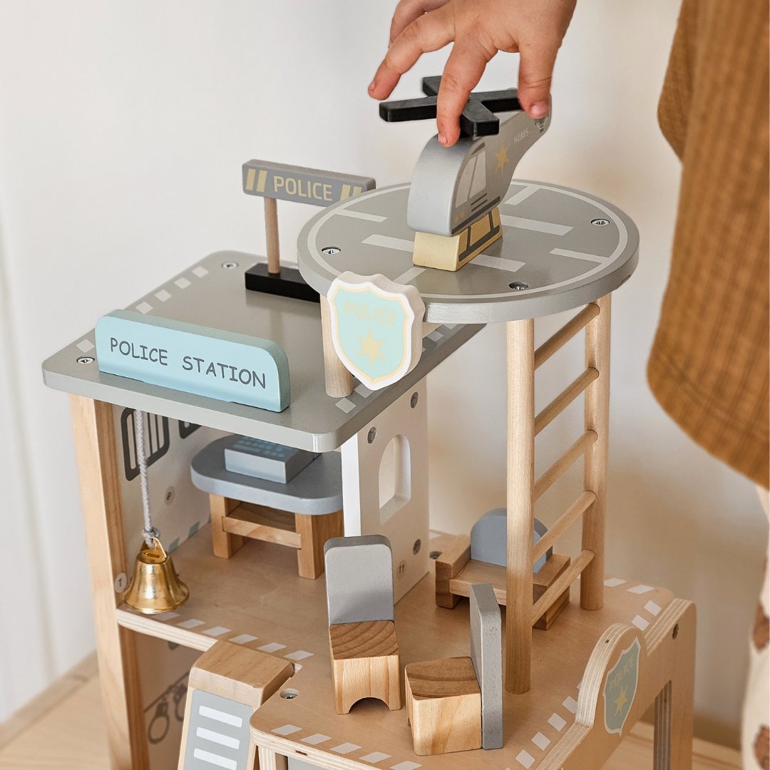 Delegacia de madeira com acessórios