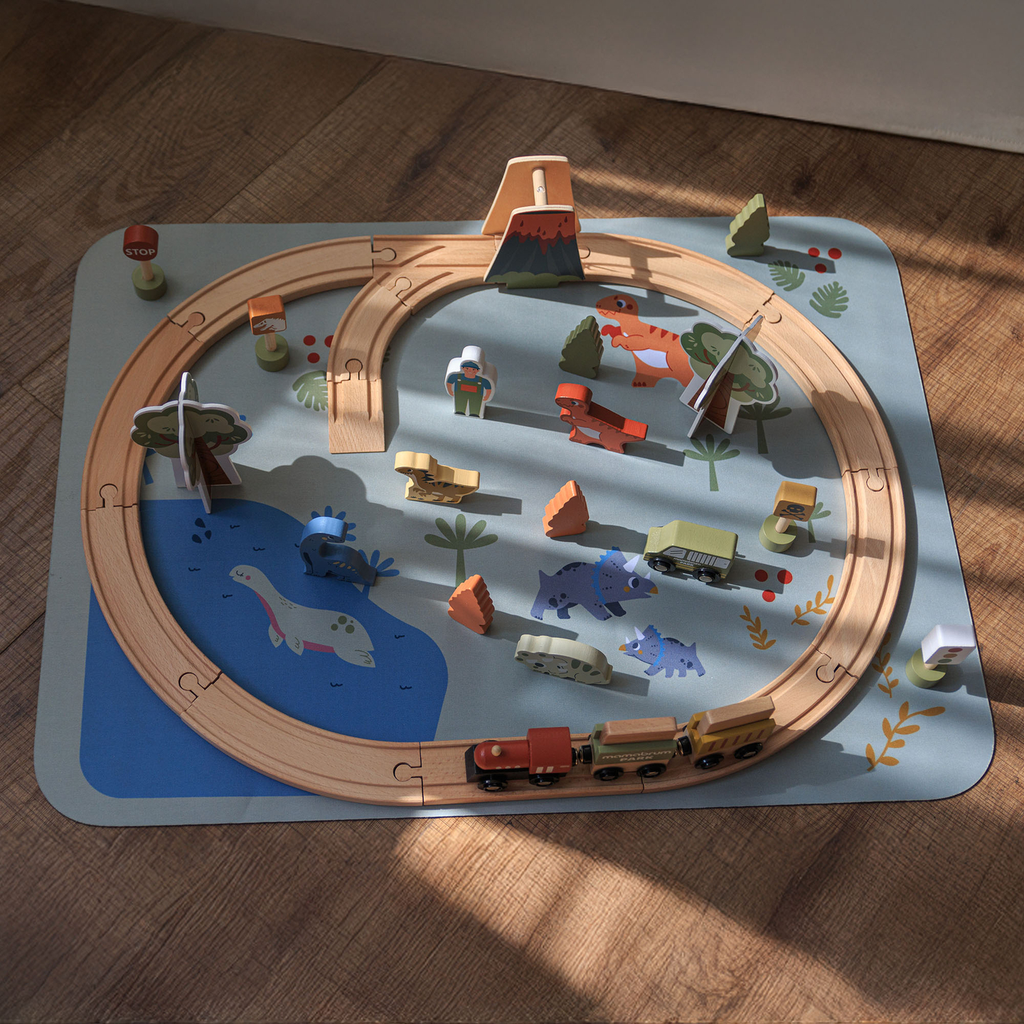 Trem de madeira Dino Park com tapete antiderrapante - dinossauros, trem, trilhos, vulcão, sino