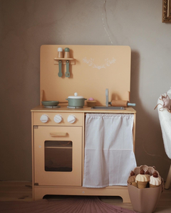 Cozinha de madeira com avental, acessórios e iluminação LED