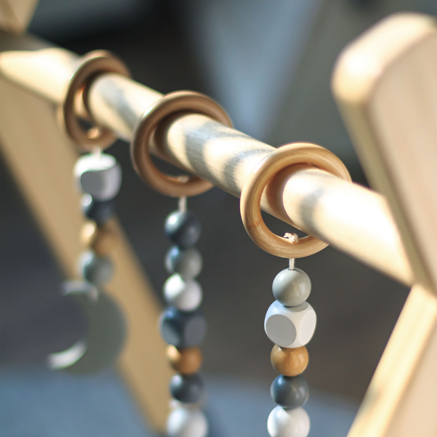 Suporte educativo de madeira Baby Gym - cor cinzenta