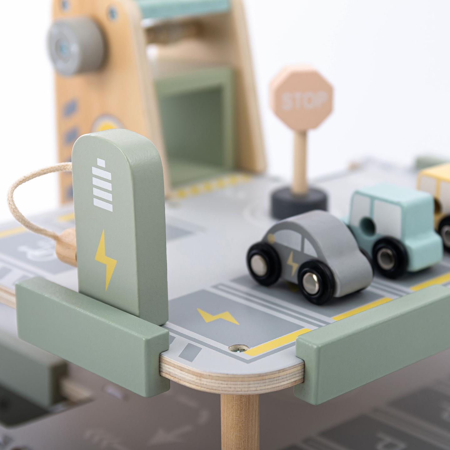 Garagem de madeira de três andares para crianças com acessórios – estacionamento, posto de gasolina, lava-rápido, helicóptero