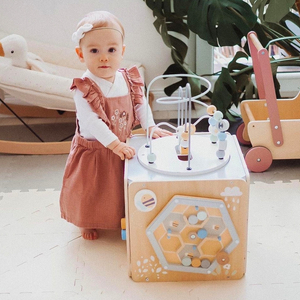 Grande cubo de atividades de madeira com laço - Montessori