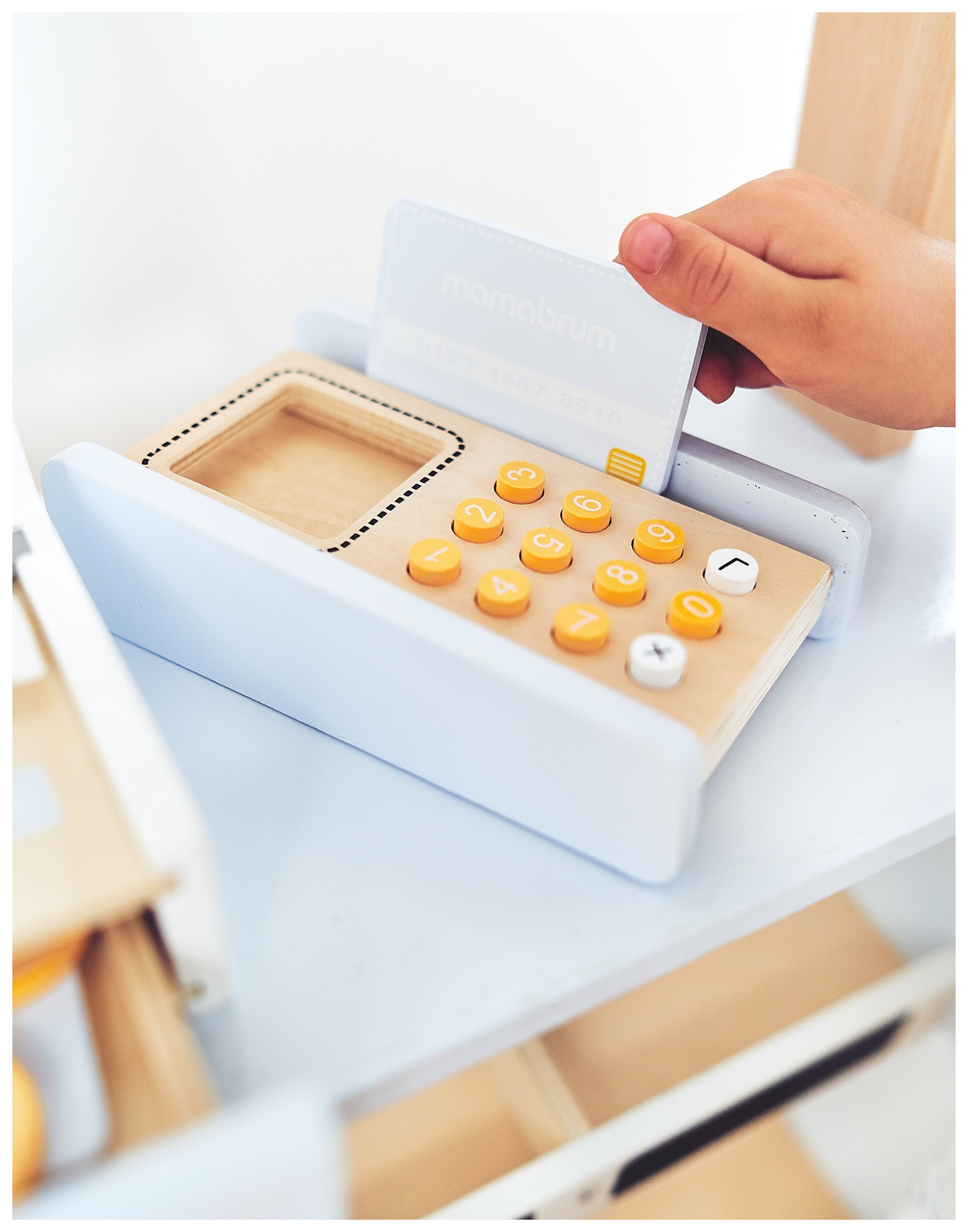 Mercearia - uma barraca de madeira com caixas, caixa registradora e terminal