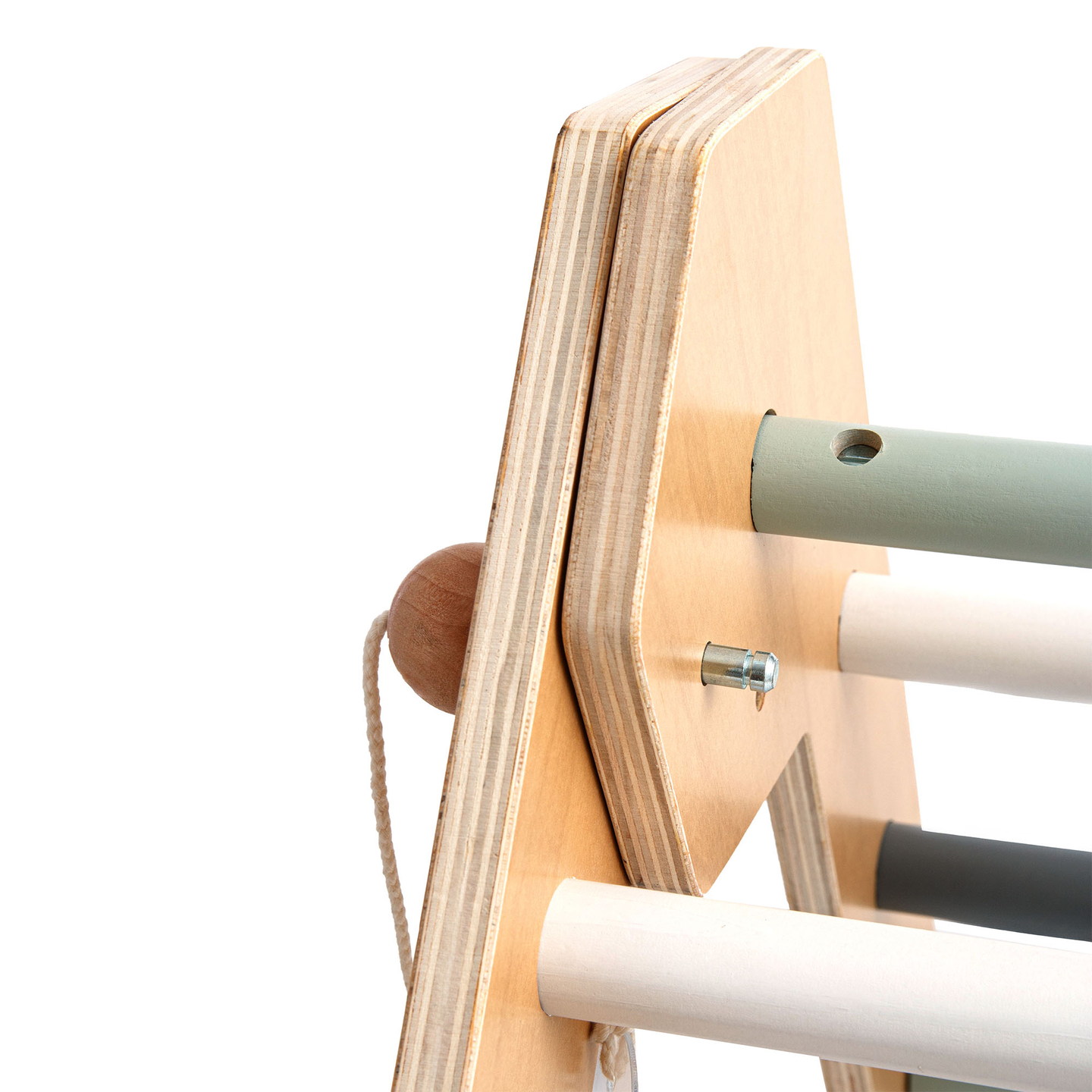 Parque infantil coberto de madeira - parede de escalada, escorregador, arco de escalada/balanço e triângulo de Pikler