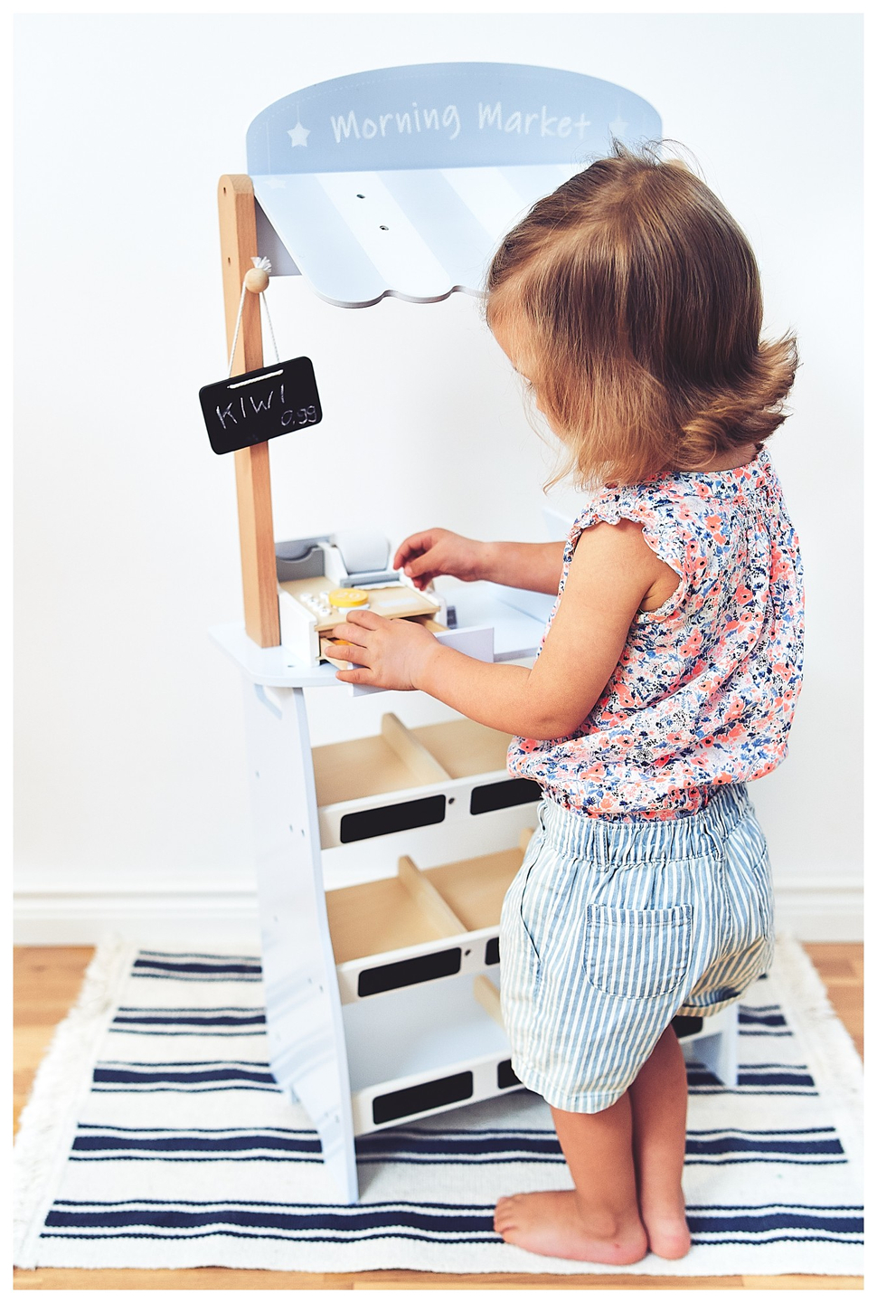 Mercearia - uma barraca de madeira com caixas, caixa registradora e terminal