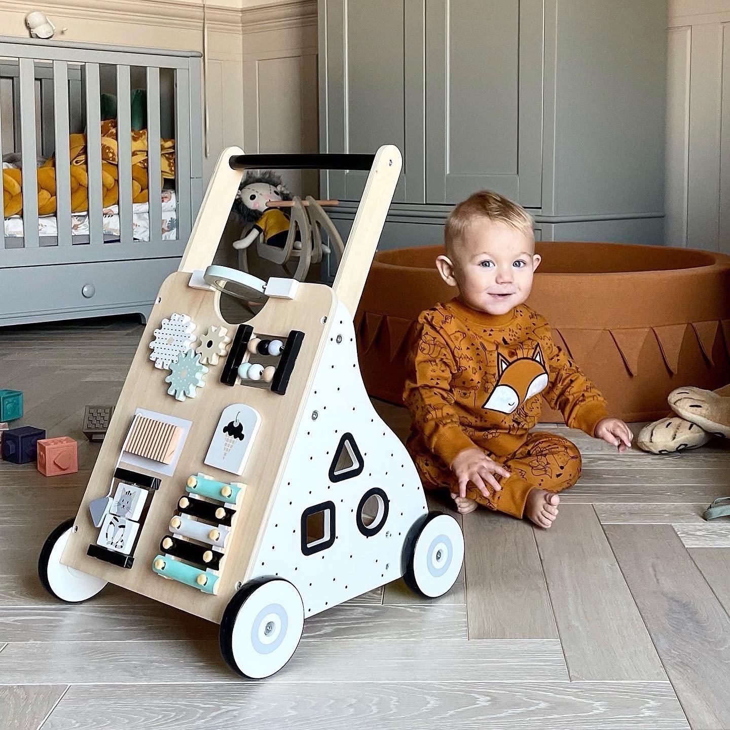 Andador / empurrador educacional de madeira para crianças - prancha de manipulação