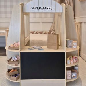 Grande loja infantil de madeira com quadro negro - 91 peças para diversão nas compras!