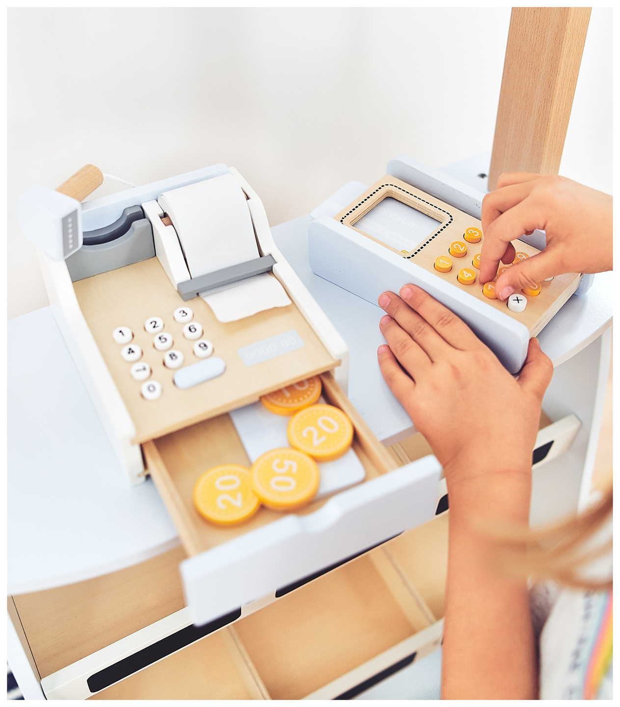 Mercearia - uma barraca de madeira com caixas, caixa registradora e terminal