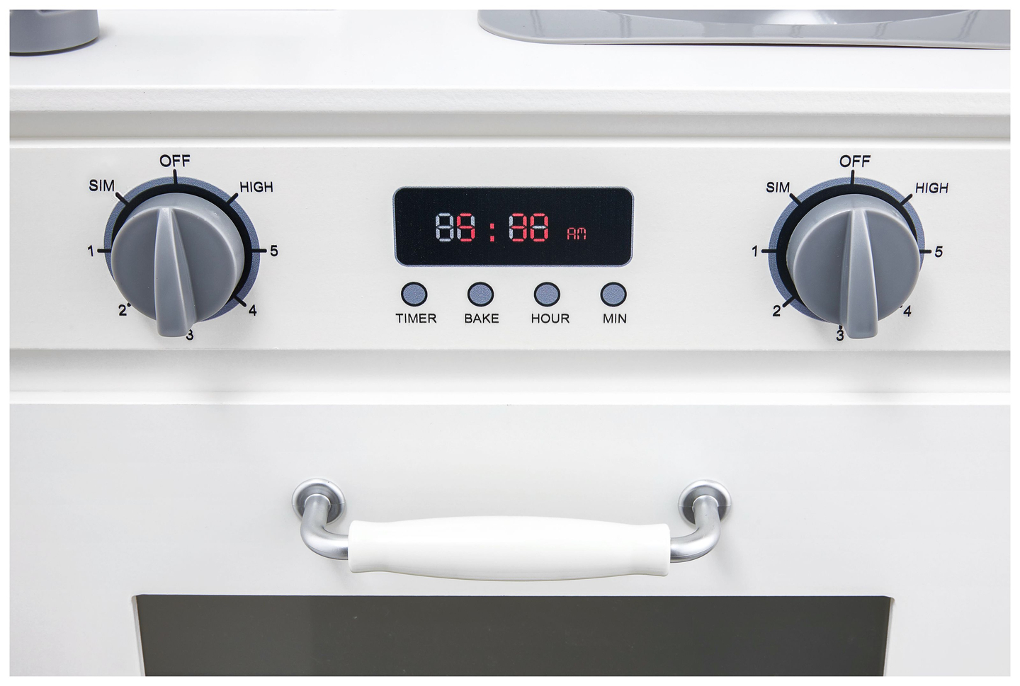 Cozinha de madeira branca com avental, acessórios e lâmpada LED