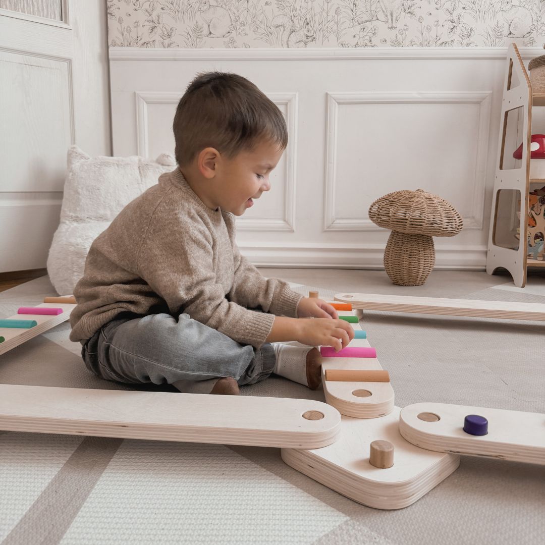 Pista de equilíbrio em madeira - caminho sensorial - 14 elementos