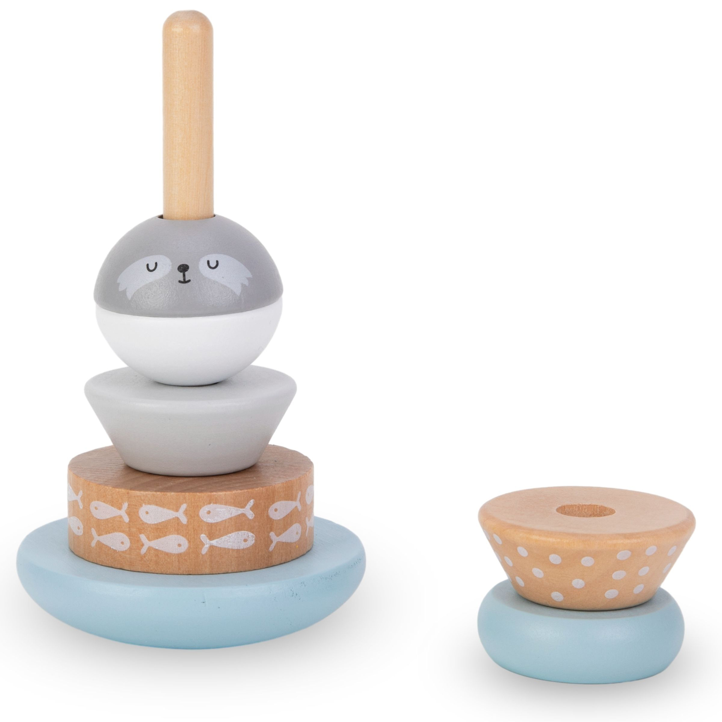 Um conjunto de brinquedos de madeira - um entrelaçado colorido, uma pirâmide de focas, um classificador de ursinhos de pelúcia