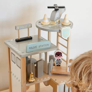 Delegacia de madeira com acessórios