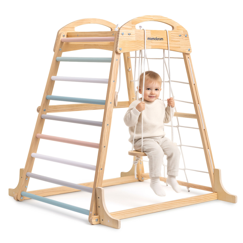 Parque infantil coberto de madeira com balanço, argolas de ginástica e rede de escalada