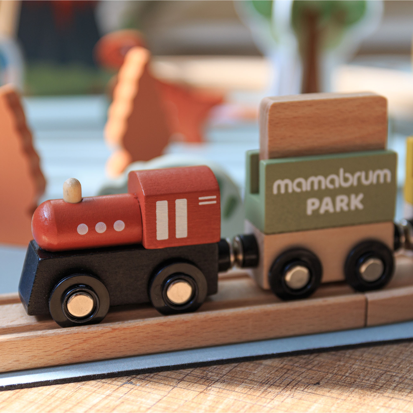 Trem de madeira Dino Park com tapete antiderrapante - dinossauros, trem, trilhos, vulcão, sino