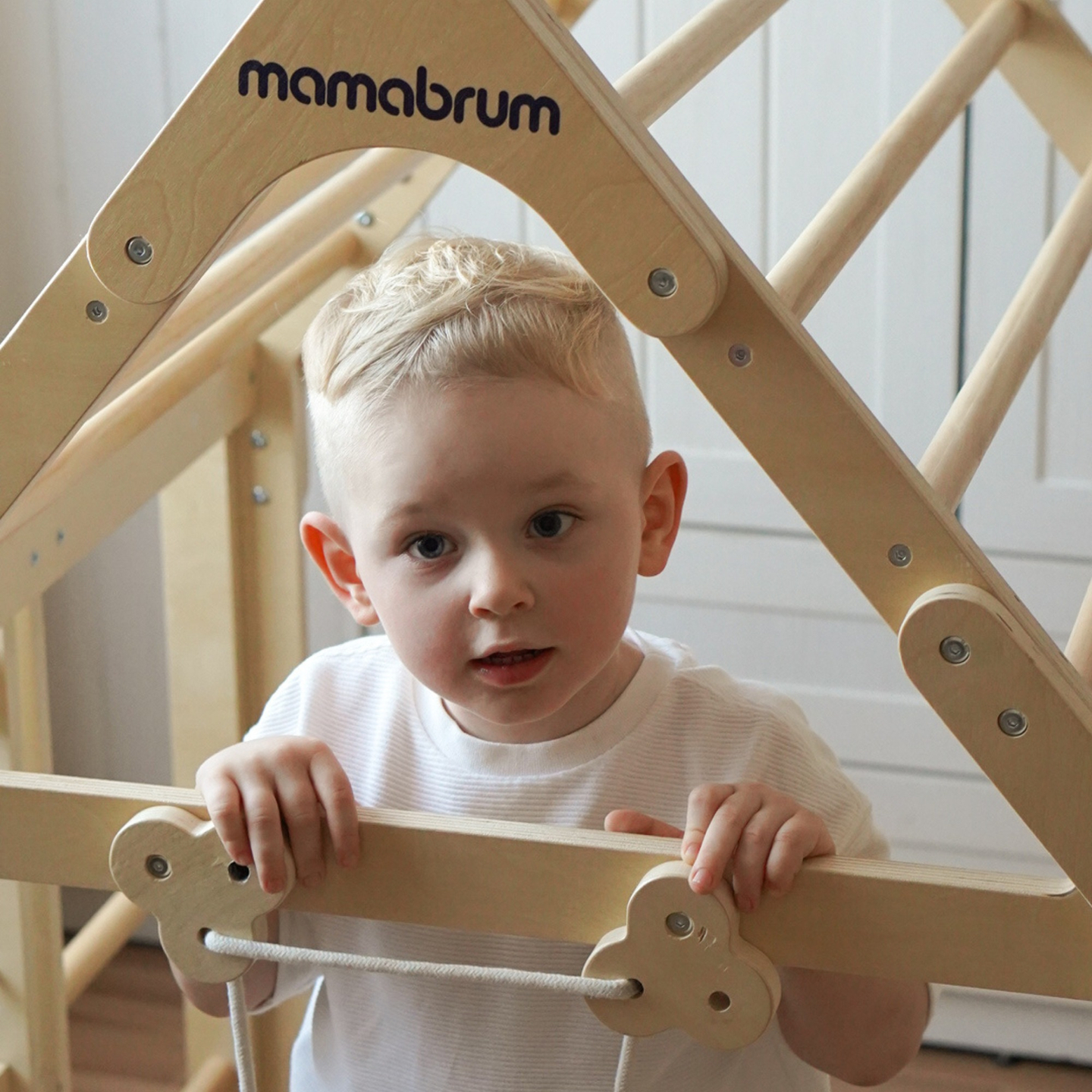 Playground interno de madeira para crianças - uma casa com escadas e um escorregador