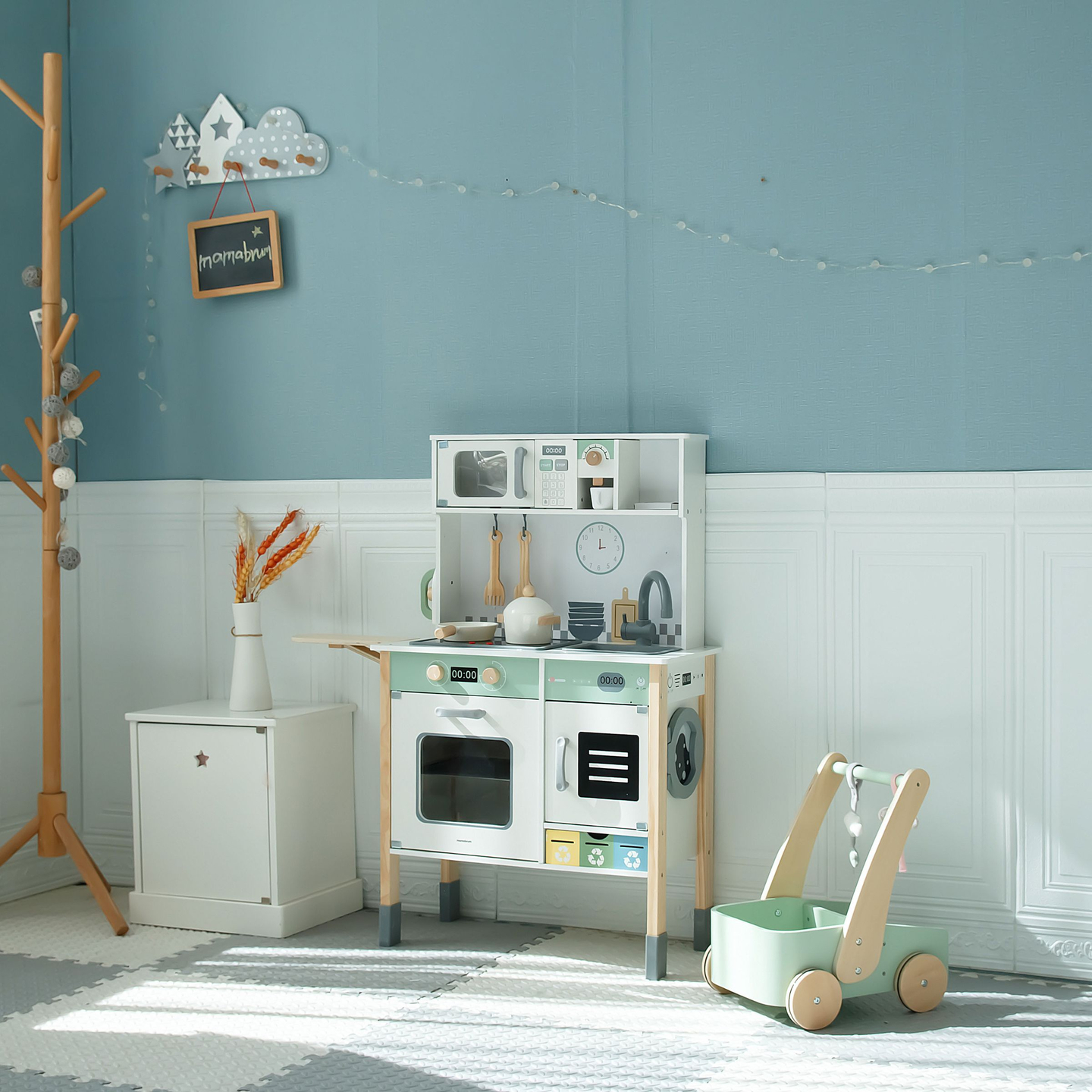 Cozinha interactiva com máquina de lavar roupa, máquina de lavar louça e quadro de giz