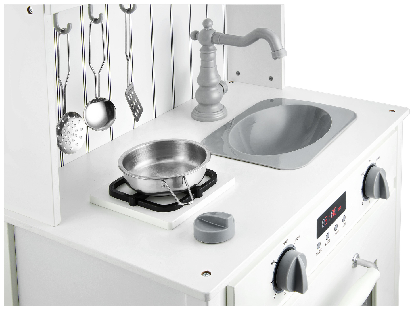 Cozinha de madeira branca com avental, acessórios e lâmpada LED