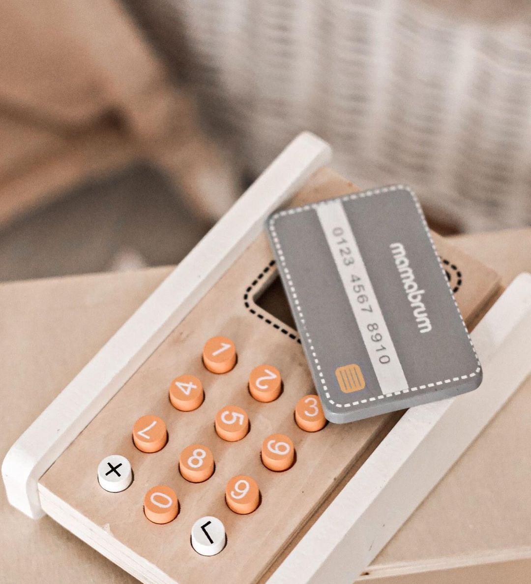 Minimercado - loja com balança, terminal, cartão de pagamento e fruta