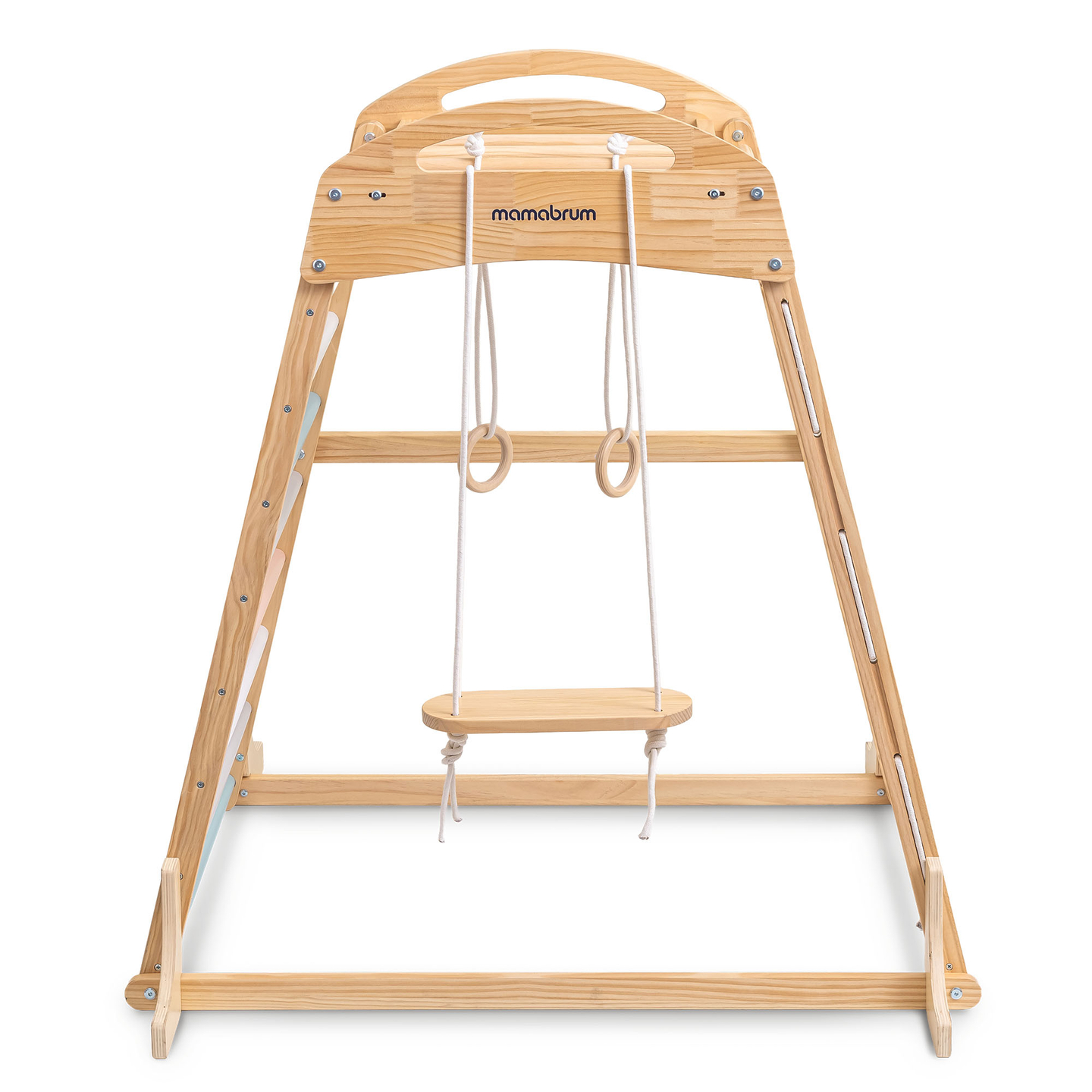 Parque infantil coberto de madeira com balanço, argolas de ginástica e rede de escalada