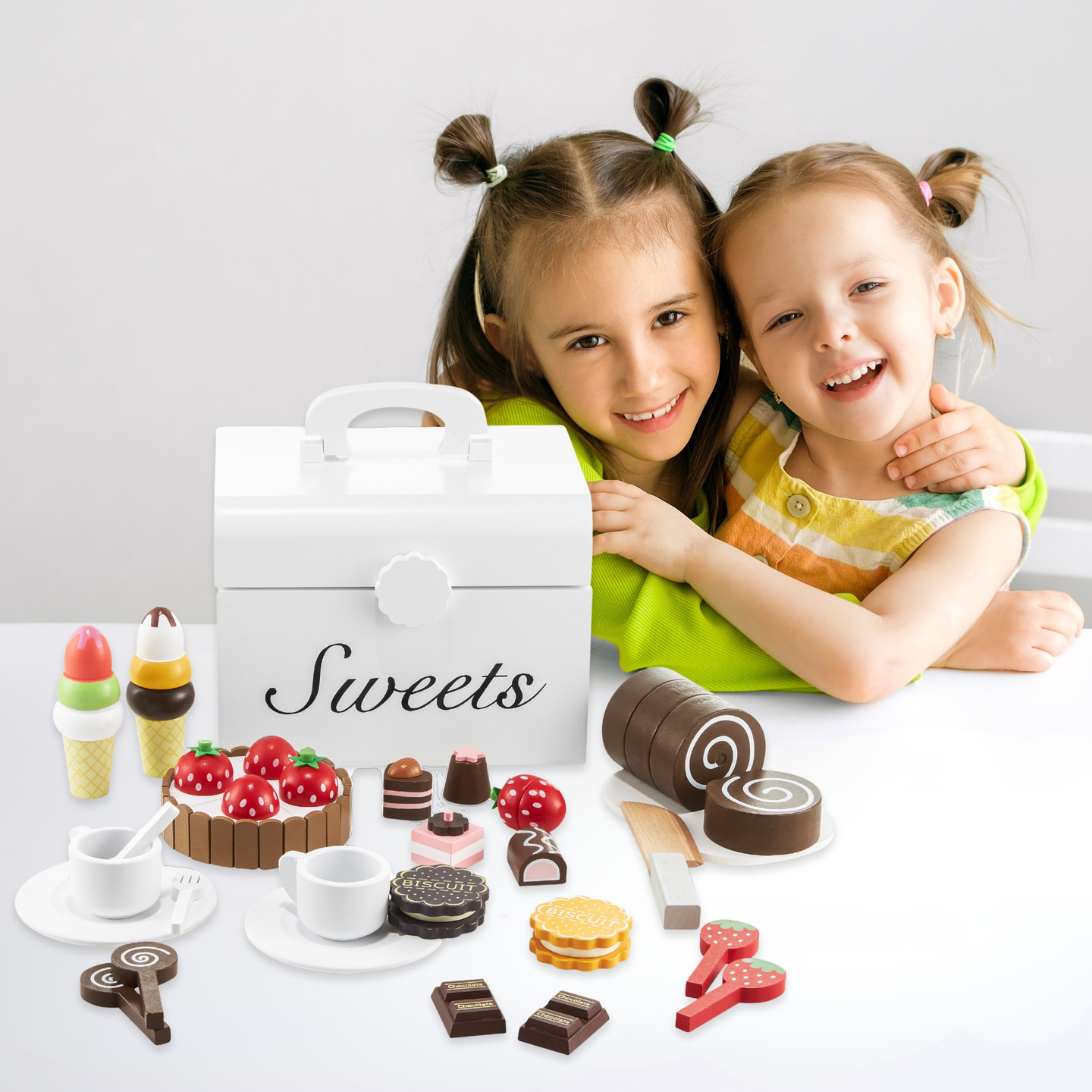 Caixa de madeira com doces para corte, confeitaria