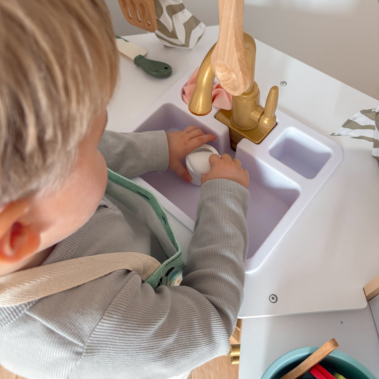 XXXXL grande cozinha interactiva de madeira com iluminação LED, máquina de lavar roupa, micro-ondas, máquina de café e conjunto de frutas e legumes - 50 elementos