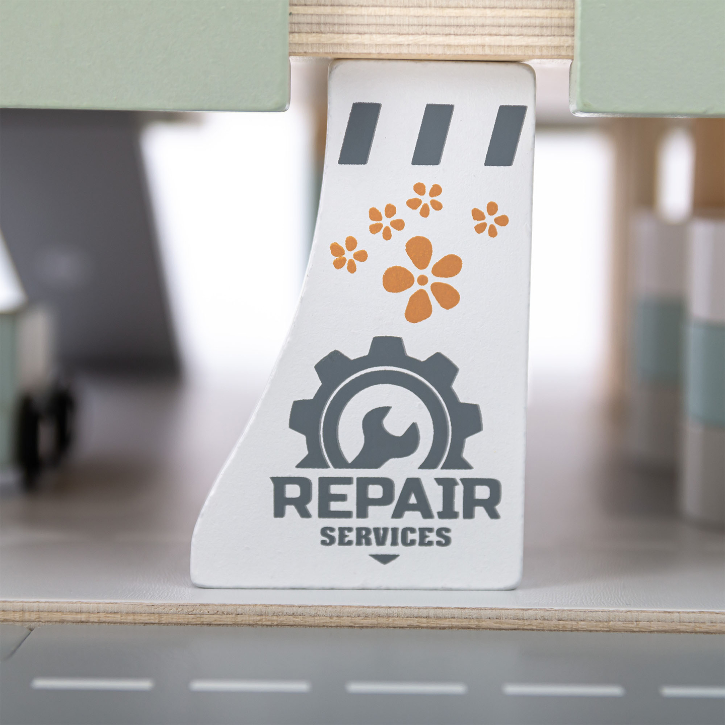 Garagem de madeira de três andares para crianças com acessórios – estacionamento, posto de gasolina, lava-rápido, helicóptero