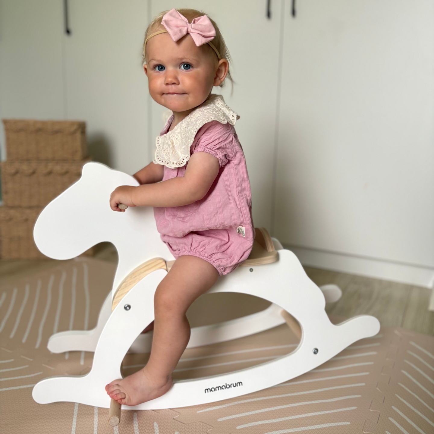 Cavalo de balanço de madeira - branco - a partir dos 12 meses