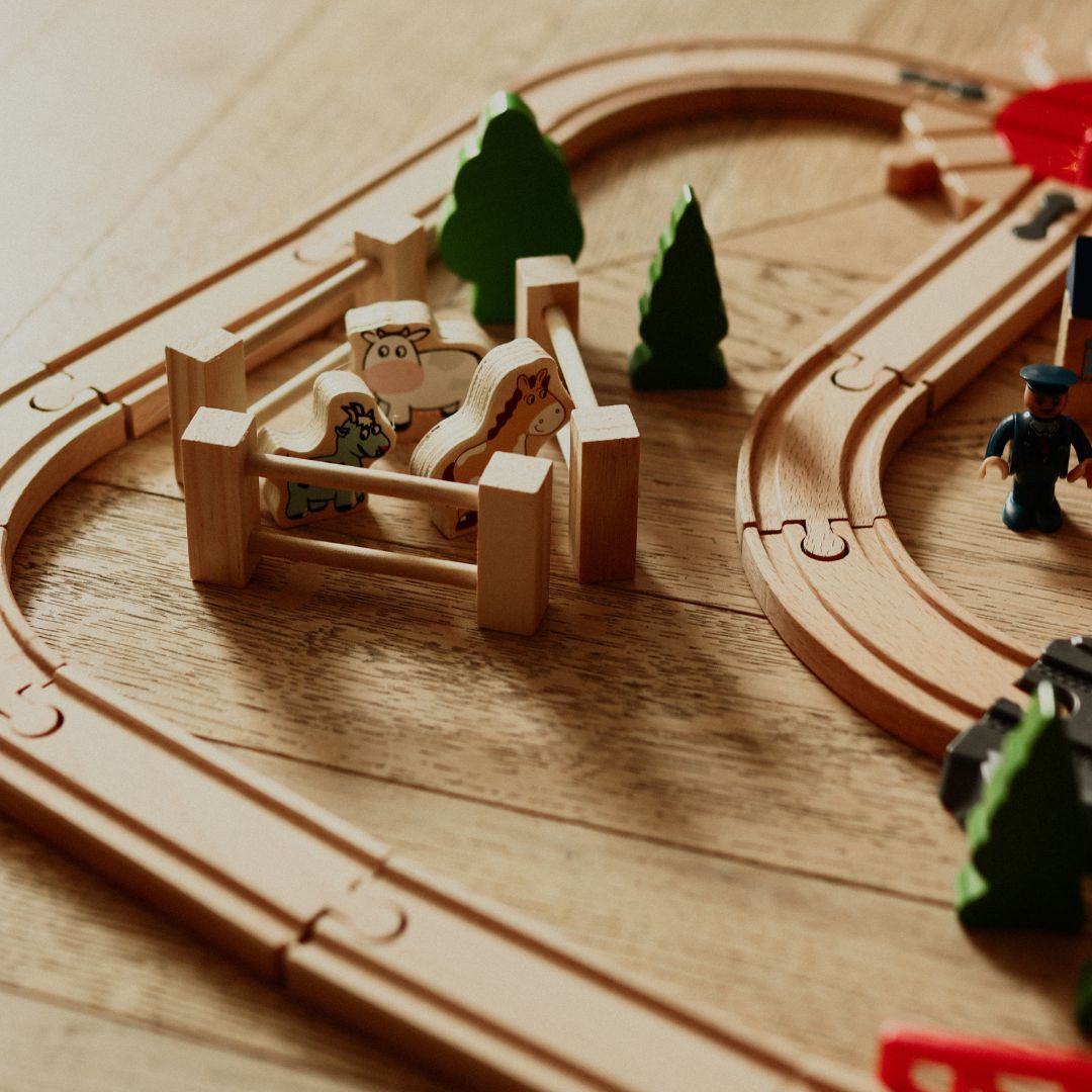 Ferrovia de madeira, trem movido a bateria - Cidade: trilhos, carros, ponte, aeroporto