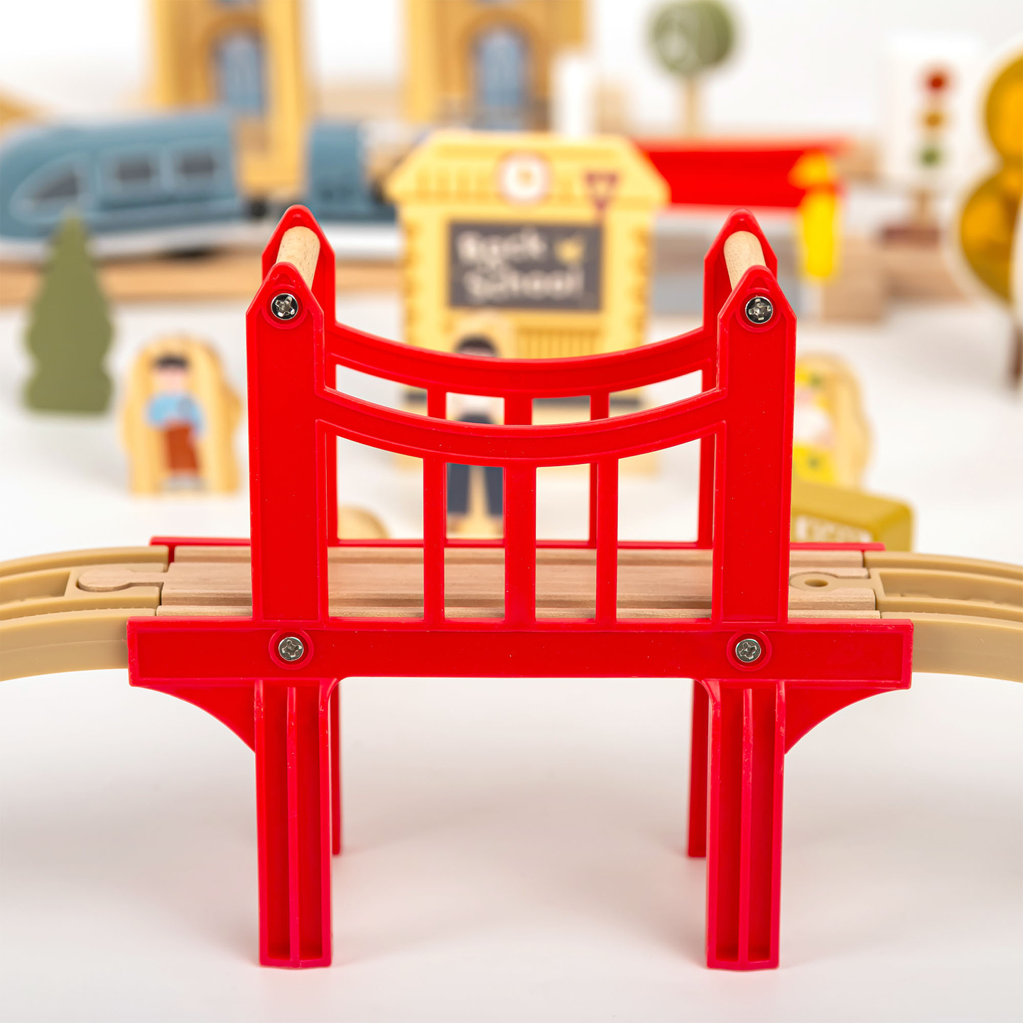 Ferrovia urbana de madeira com trem elétrico - guindaste móvel, navio, pontes