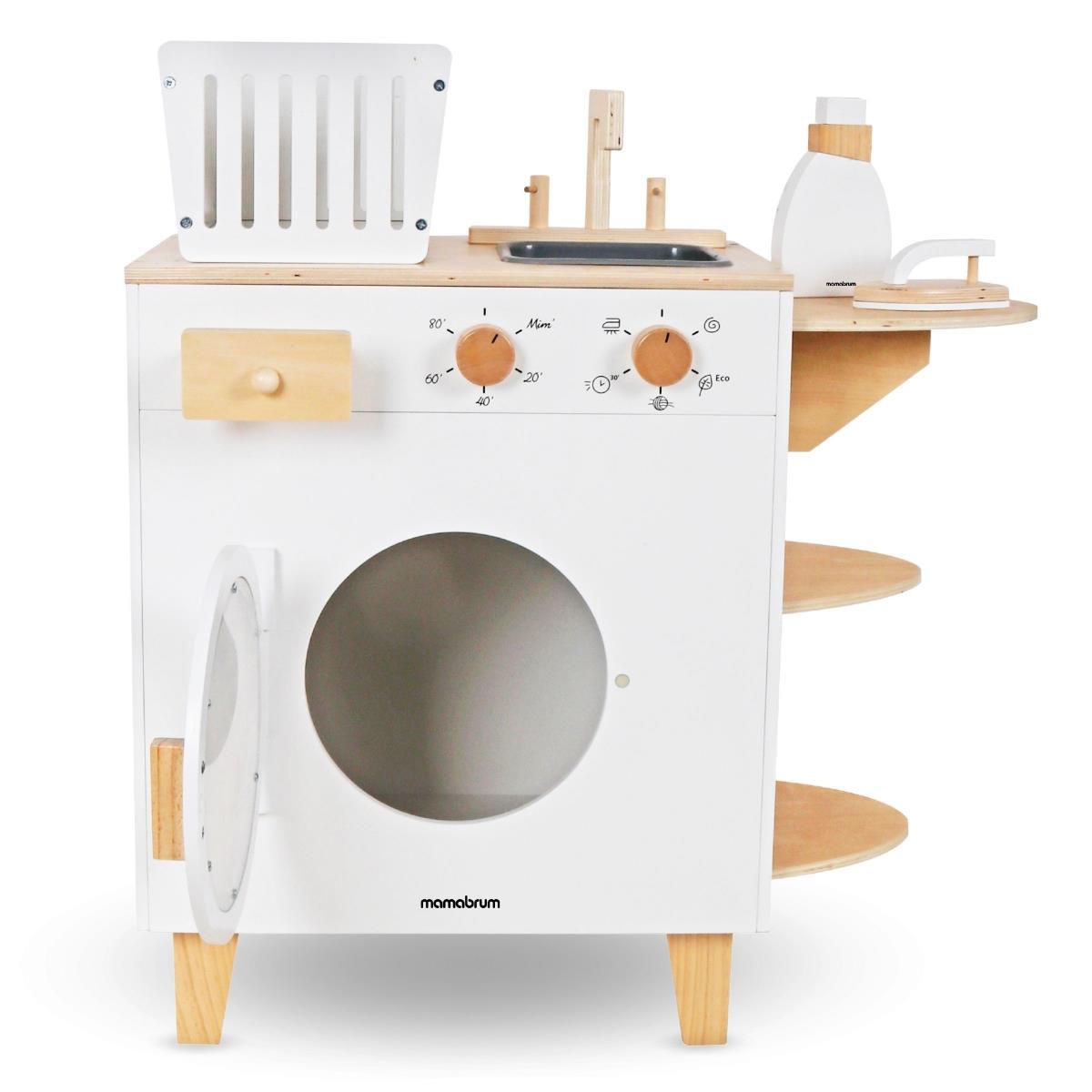 Máquina de lavar roupa em madeira com ferro de engomar, cesto e líquido de lavagem