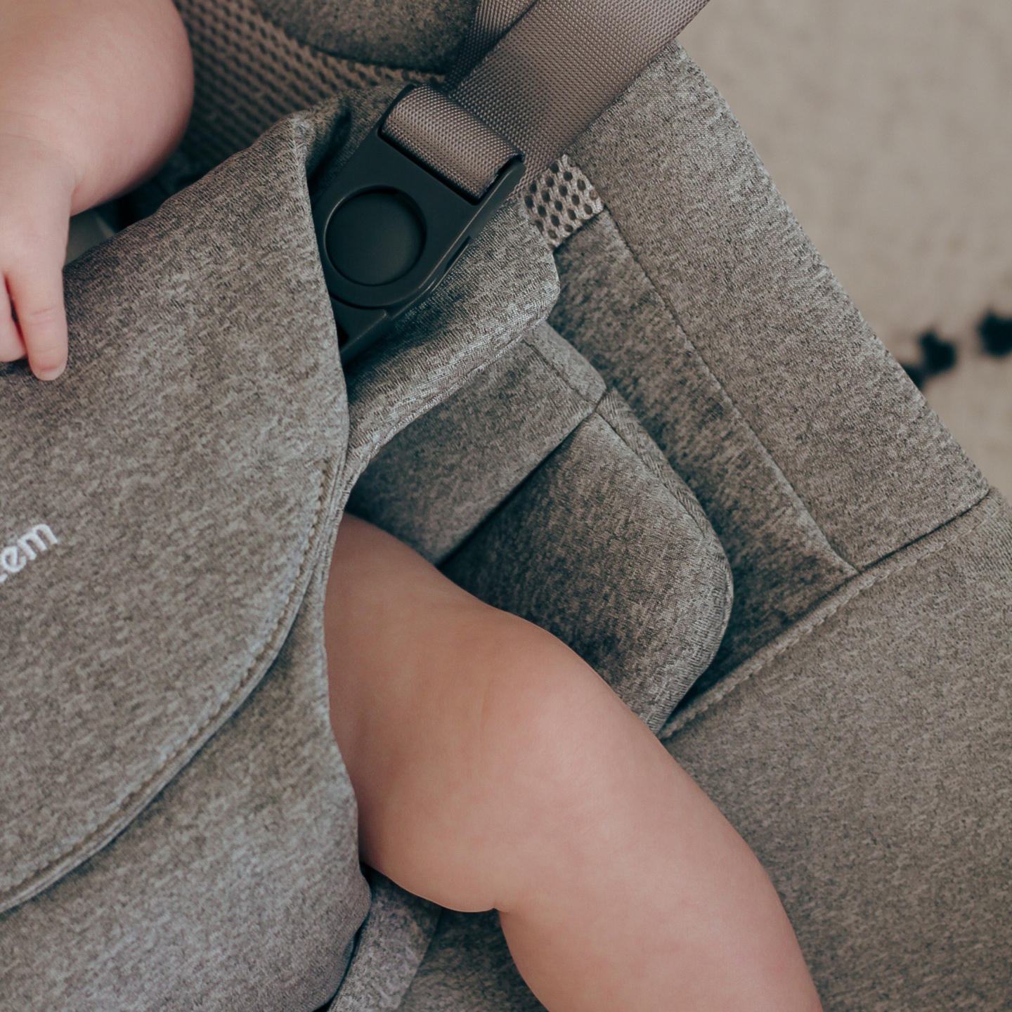 Cadeira de balanço 2 em 1 com inserção Moby-System LILY – cinza