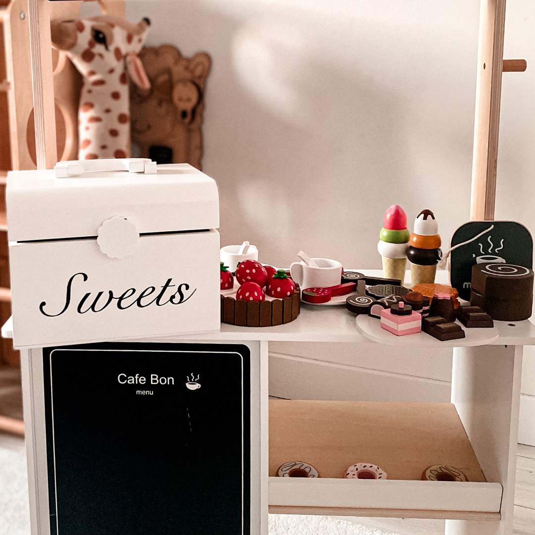 Caixa de madeira com doces para corte, confeitaria