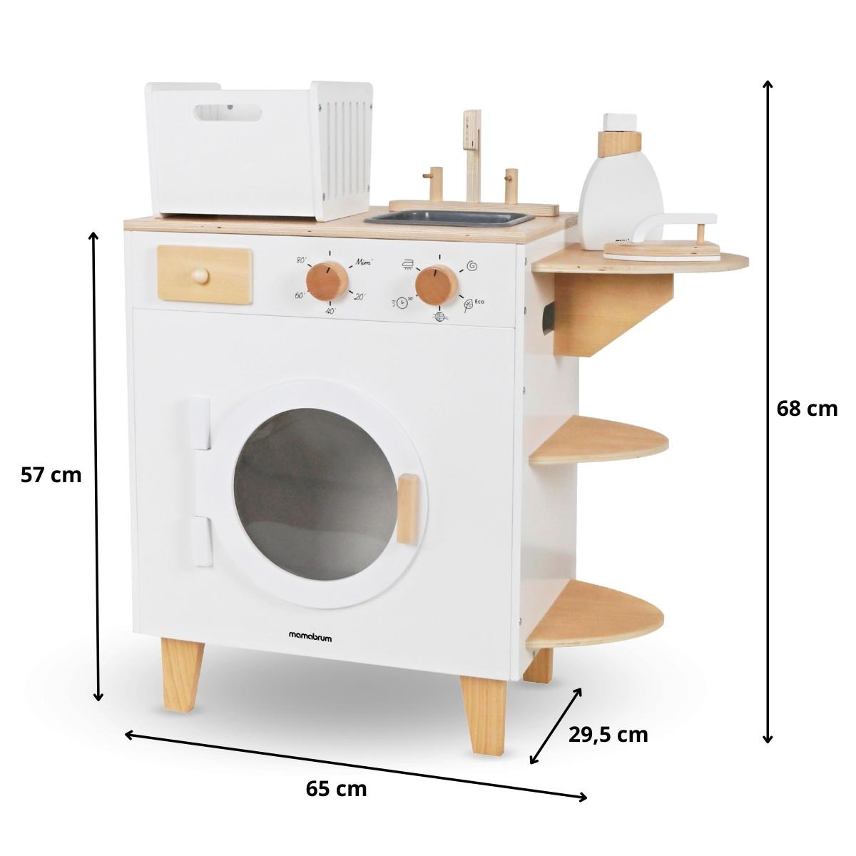Máquina de lavar roupa em madeira com ferro de engomar, cesto e líquido de lavagem