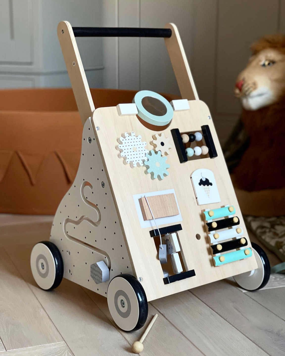 Andador / empurrador educacional de madeira para crianças - prancha de manipulação