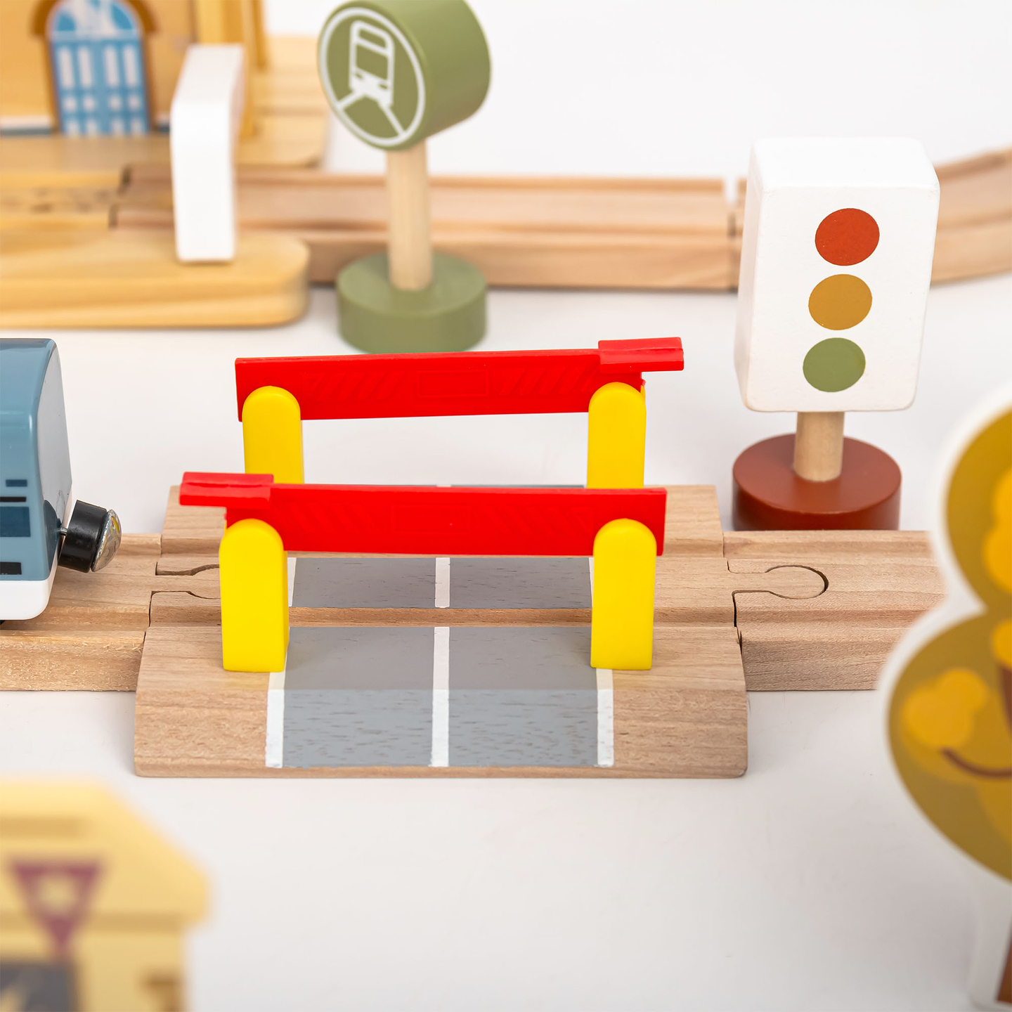 Ferrovia urbana de madeira com trem elétrico - guindaste móvel, navio, pontes